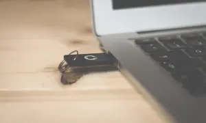 Muzyka na pendrive do auta: Zgraj legalnie i uniknij błędów!