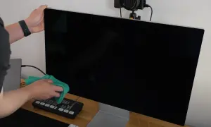 Czym czyścić monitor? Bezpieczny poradnik krok po kroku