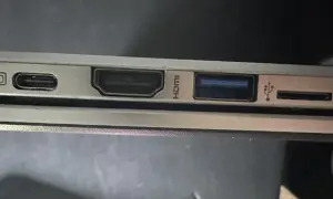 Porty USB, HDMI, USB-A i MicroSD na krawędzi laptopa.