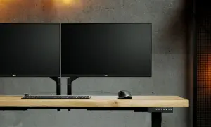 Jaki uchwyt do monitora? Wybierz idealny i odzyskaj biurko!