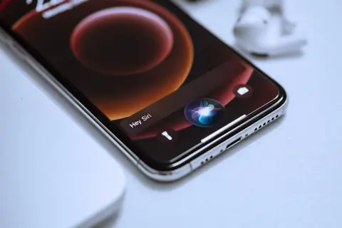 Siri: jak włączyć, skonfigurować i naprawić? Pełny przewodnik!