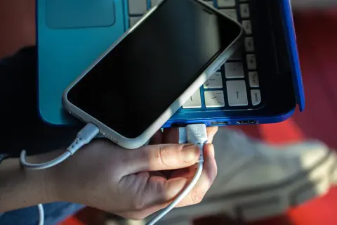 Jak otworzyć pendrive na telefonie? Pełny poradnik Android i iOS