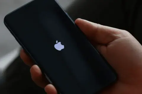Jak wyłączyć iPhone 13? Rozwiąż problem: przyciski, ustawienia, reset