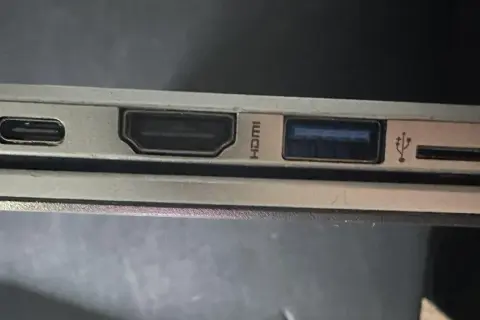 Porty USB, HDMI, USB-A i MicroSD na krawędzi laptopa.