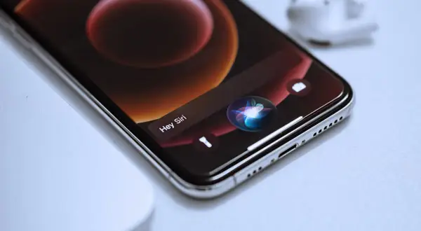 Siri: jak włączyć, skonfigurować i naprawić? Pełny przewodnik!