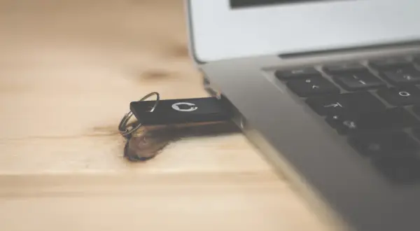 Muzyka na pendrive do auta: Zgraj legalnie i uniknij błędów!