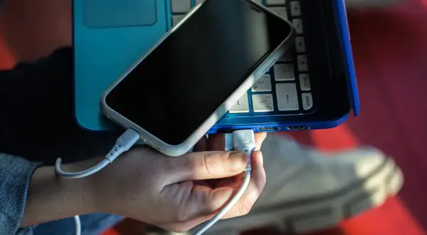 Jak otworzyć pendrive na telefonie? Pełny poradnik Android i iOS