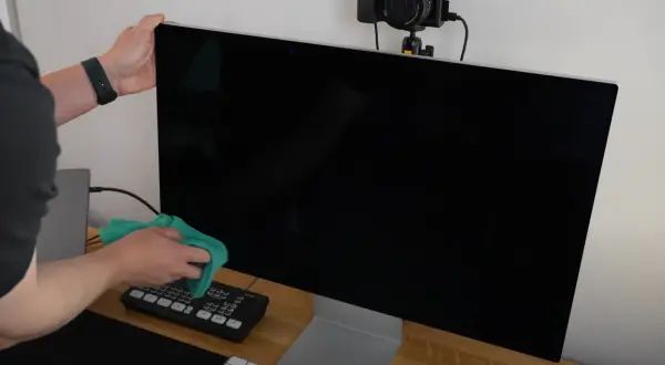 Czym czyścić monitor? Bezpieczny poradnik krok po kroku