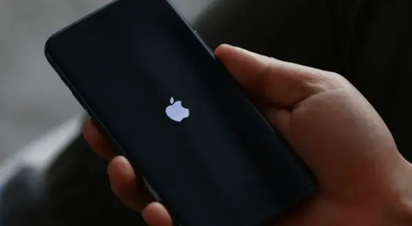 Jak wyłączyć iPhone 13? Rozwiąż problem: przyciski, ustawienia, reset