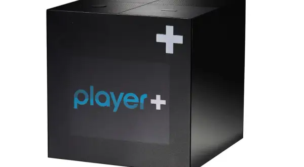 Czarny, sześcienny odtwarzacz multimedialny Player+. Dowiedz się, delta media player ile kosztuje.