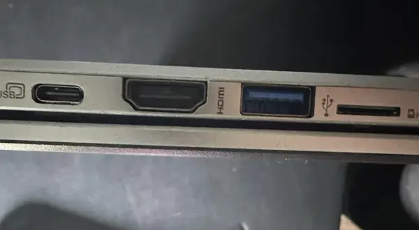 Porty USB, HDMI, USB-A i MicroSD na krawędzi laptopa.