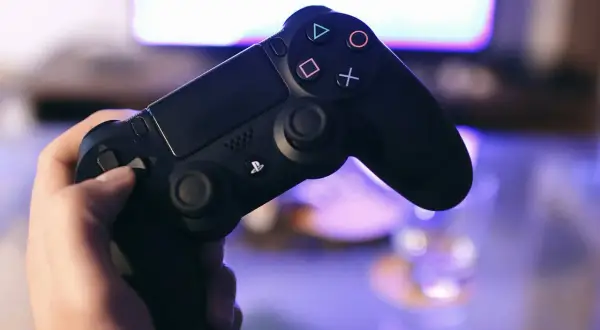 PS4 do monitora: Podłącz i graj! Rozwiąż problemy z obrazem i dźwiękiem.