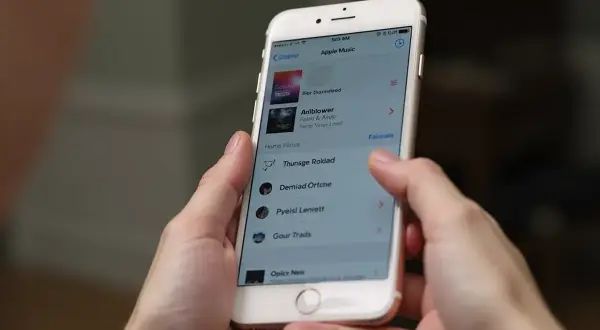 iPhone: Jak pobrać muzykę offline? Legalnie i bez ryzyka!