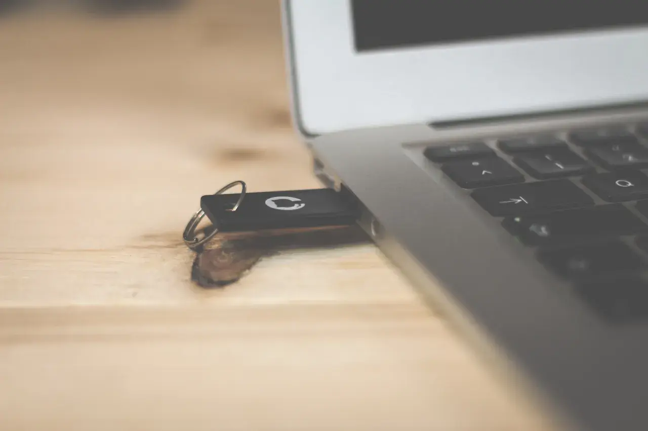 Muzyka na pendrive do auta: Zgraj legalnie i uniknij błędów!