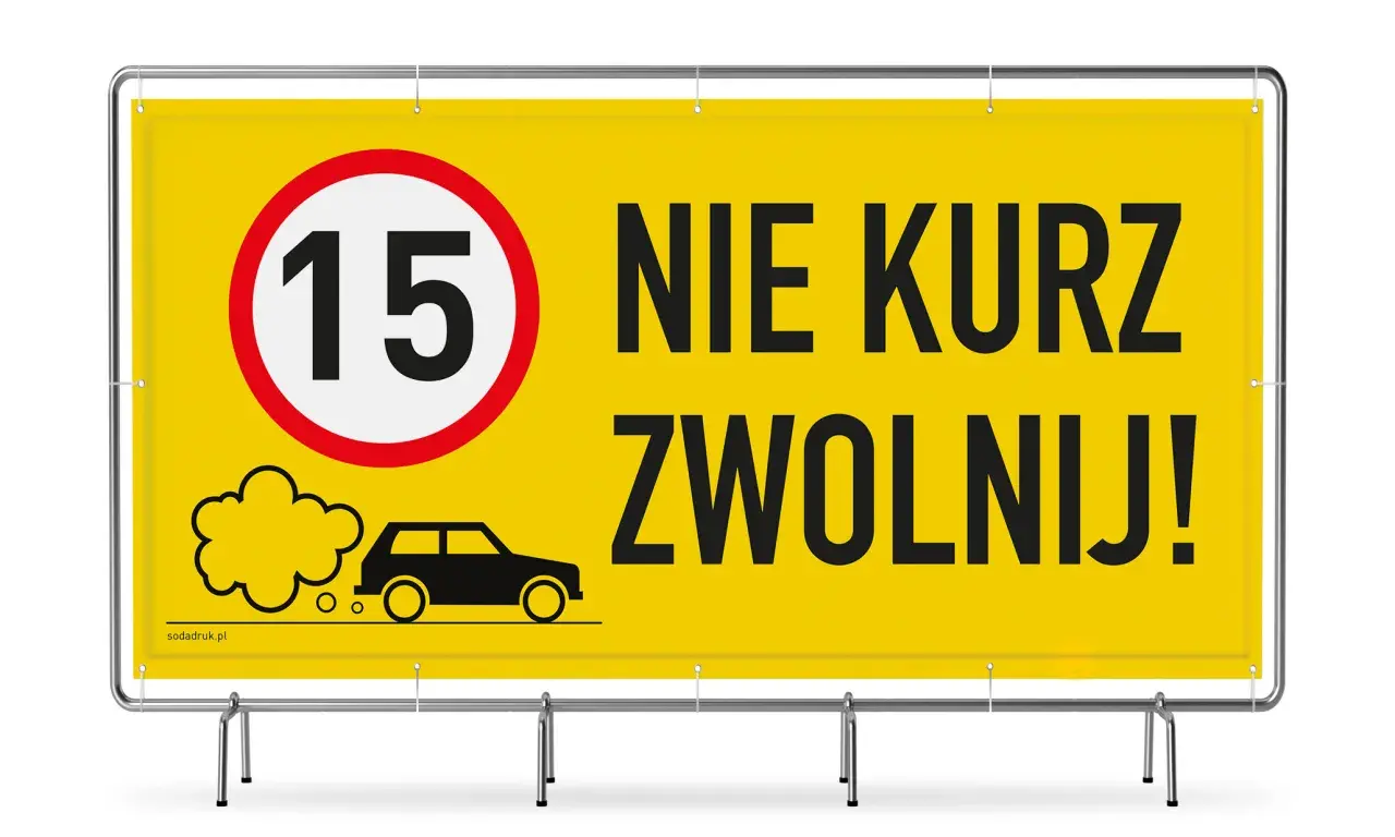 Żółty baner z napisem "NIE KURZ ZWOLNIJ!" i znakiem ograniczenia prędkości 15.