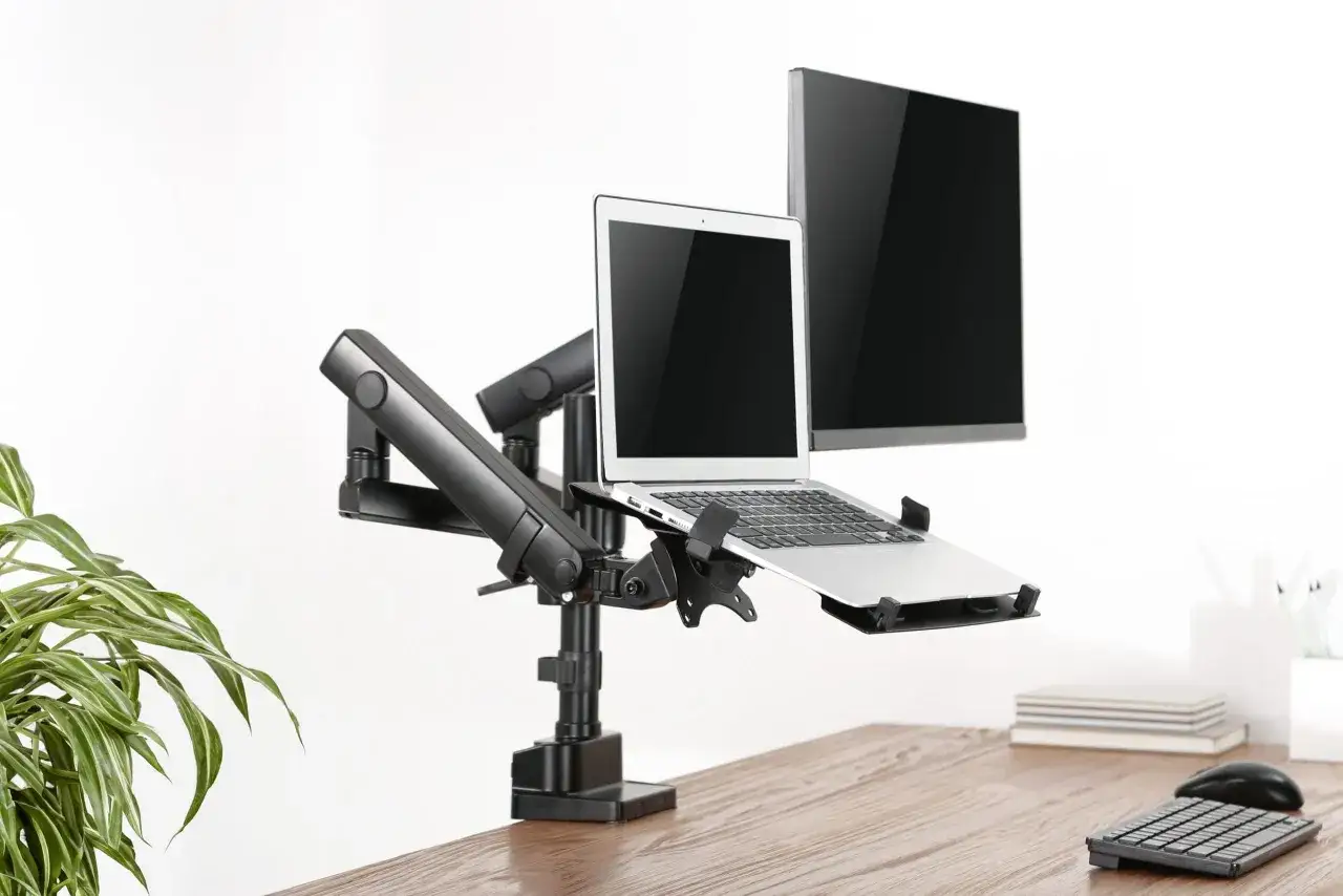 Ergonomiczne stanowisko pracy z uchwytem na monitor