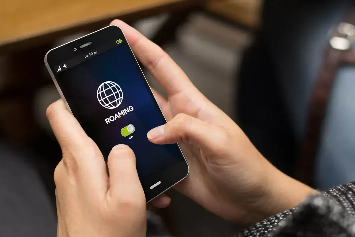 Zrzuty ekranu z ustawień telefonu Android i iOS pokazujące opcję 