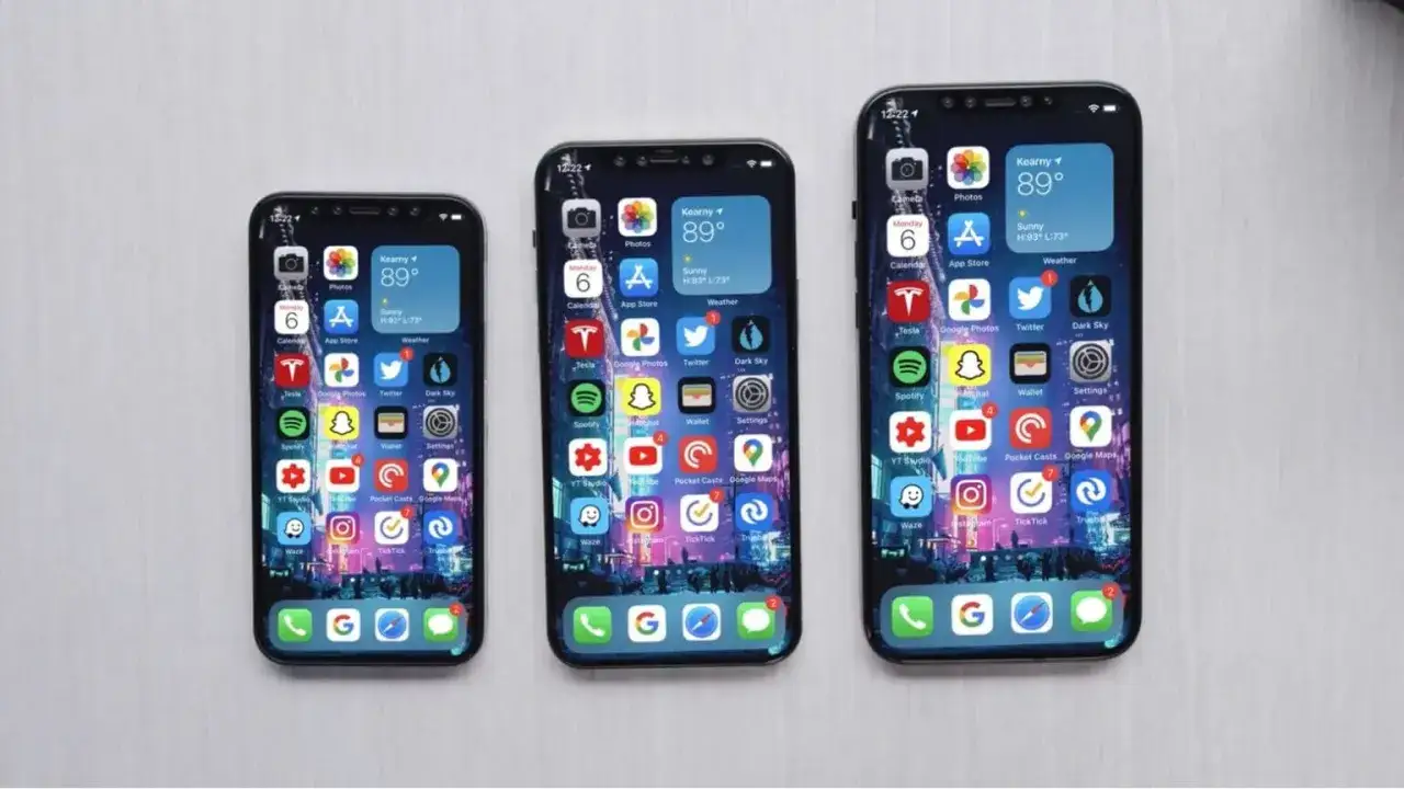 iPhone 12 mini w dłoni