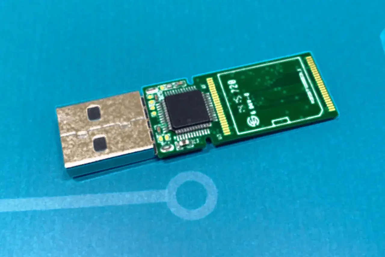 Pendrive na dłoni