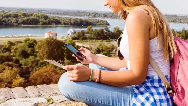 Jak włączyć roaming? Uniknij problemów i wysokich rachunków!